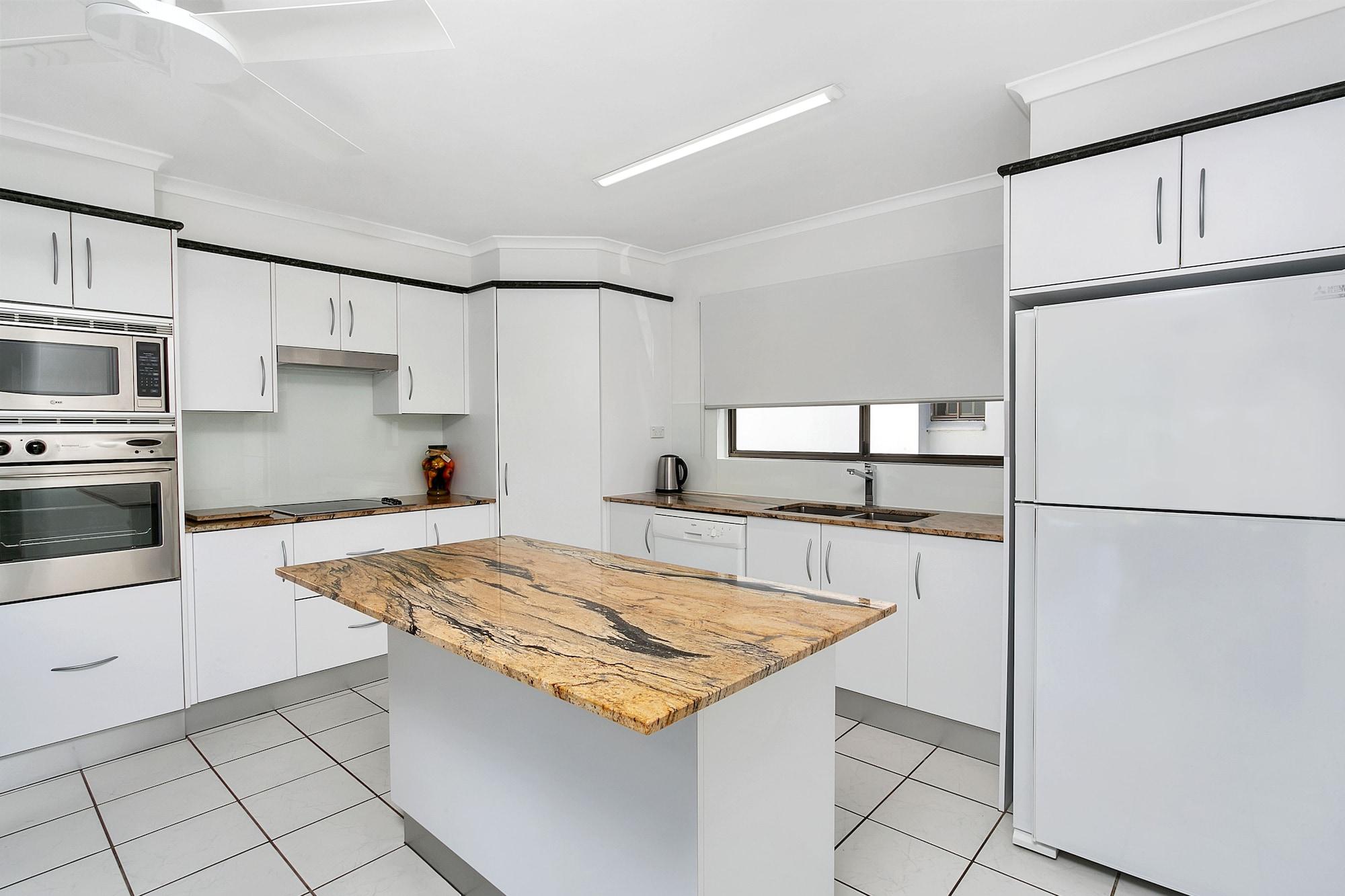 Roydon Beachfront Apartments Trinity Beach Exterior foto