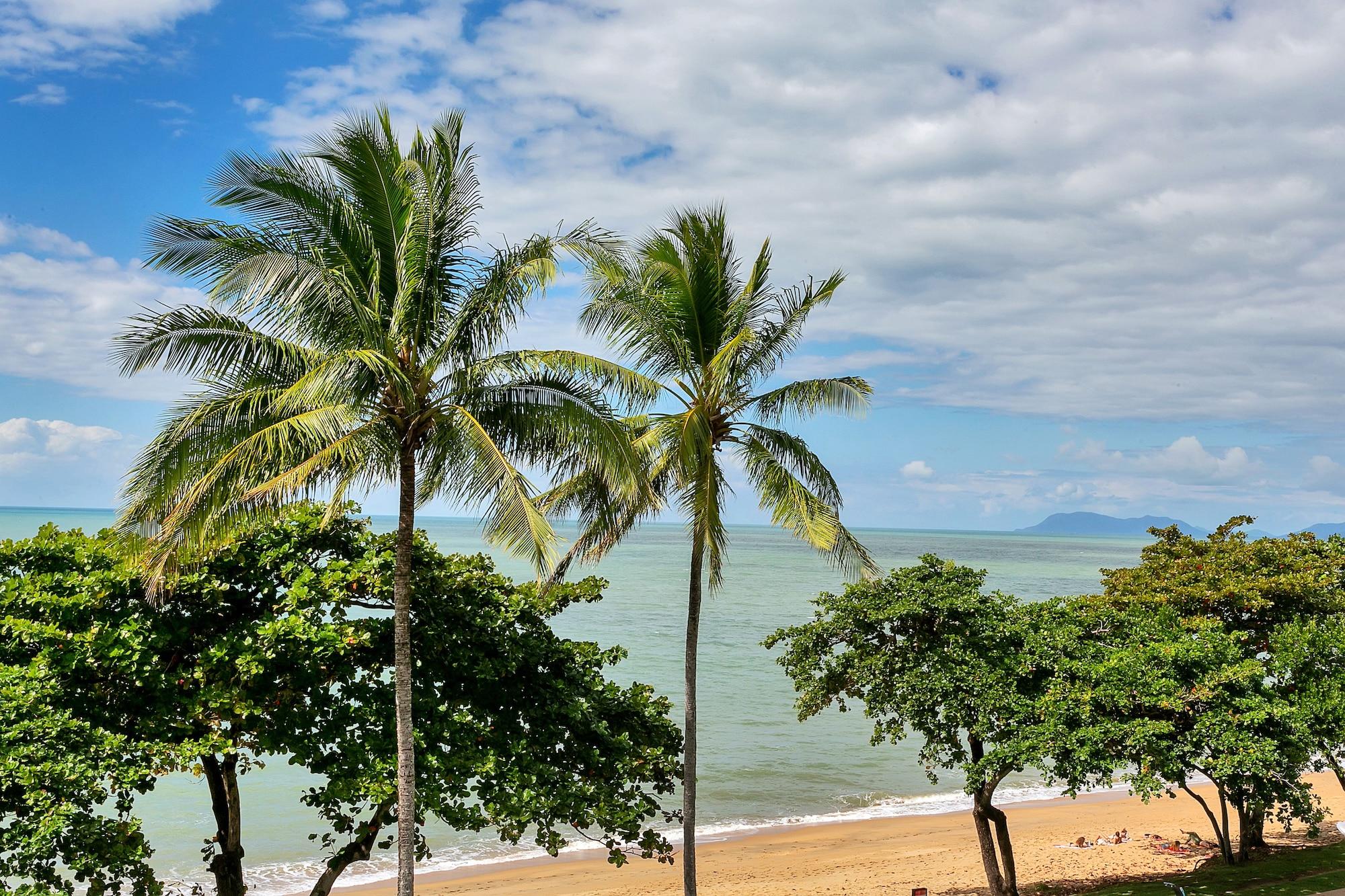 Roydon Beachfront Apartments Trinity Beach Exterior foto