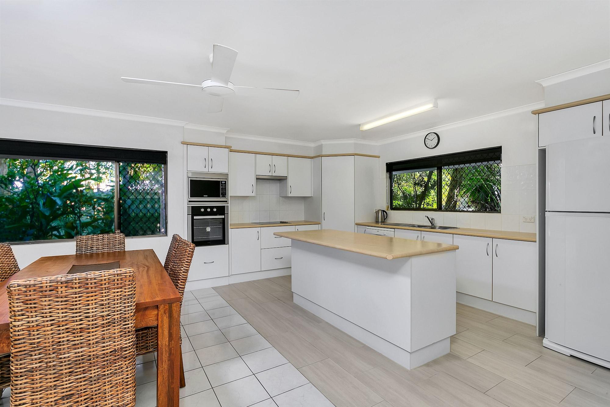 Roydon Beachfront Apartments Trinity Beach Exterior foto