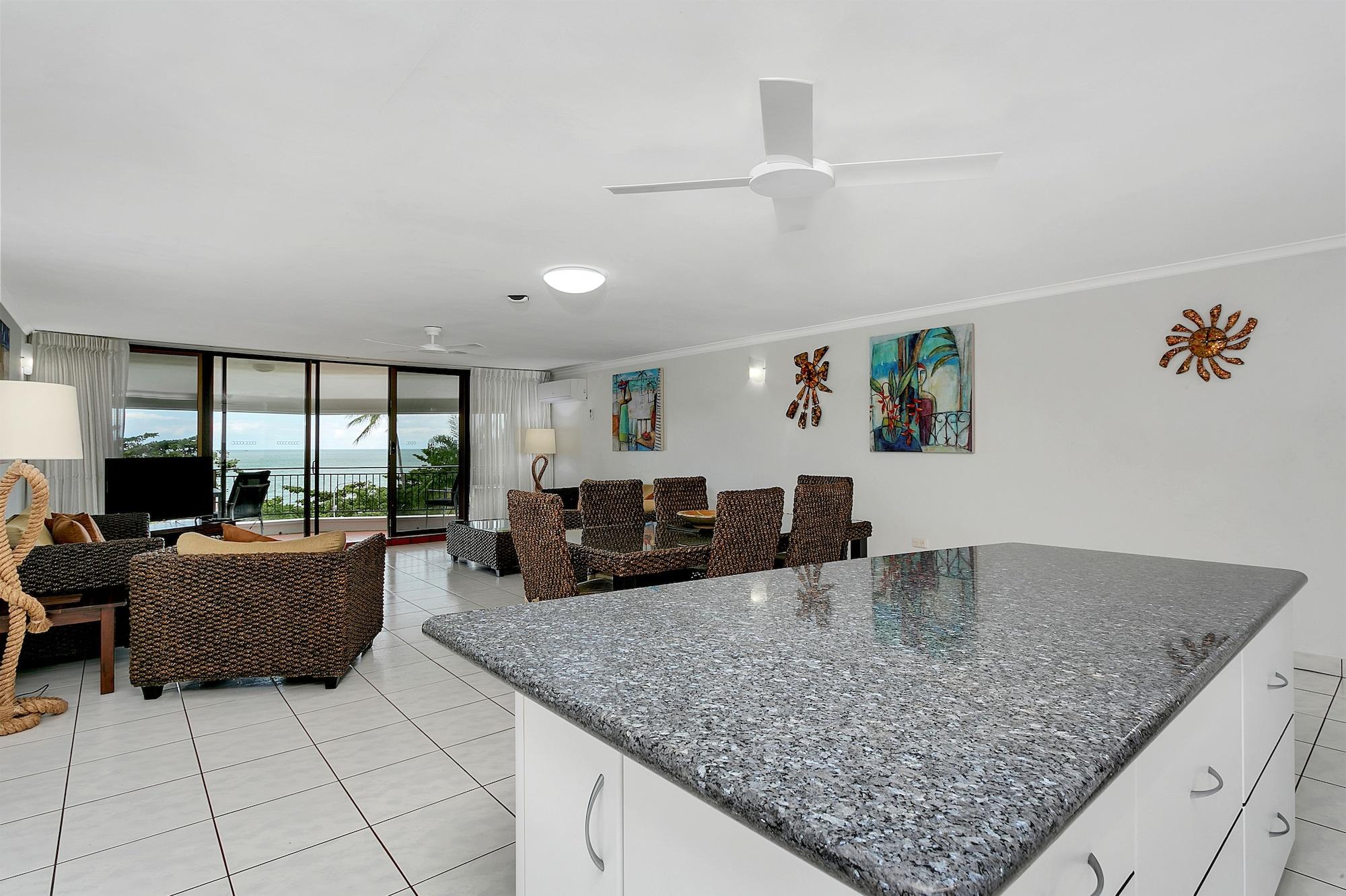 Roydon Beachfront Apartments Trinity Beach Exterior foto
