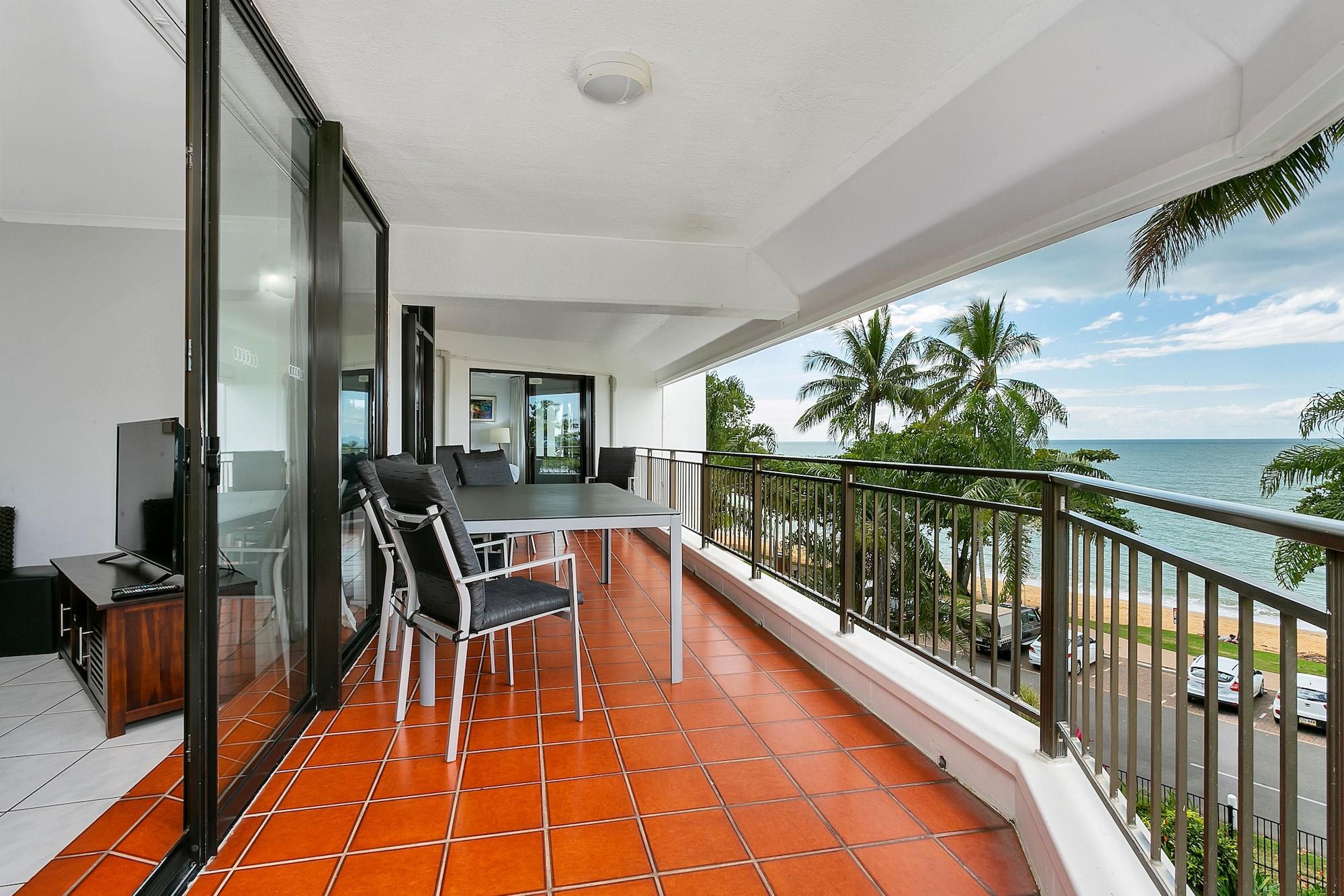 Roydon Beachfront Apartments Trinity Beach Exterior foto