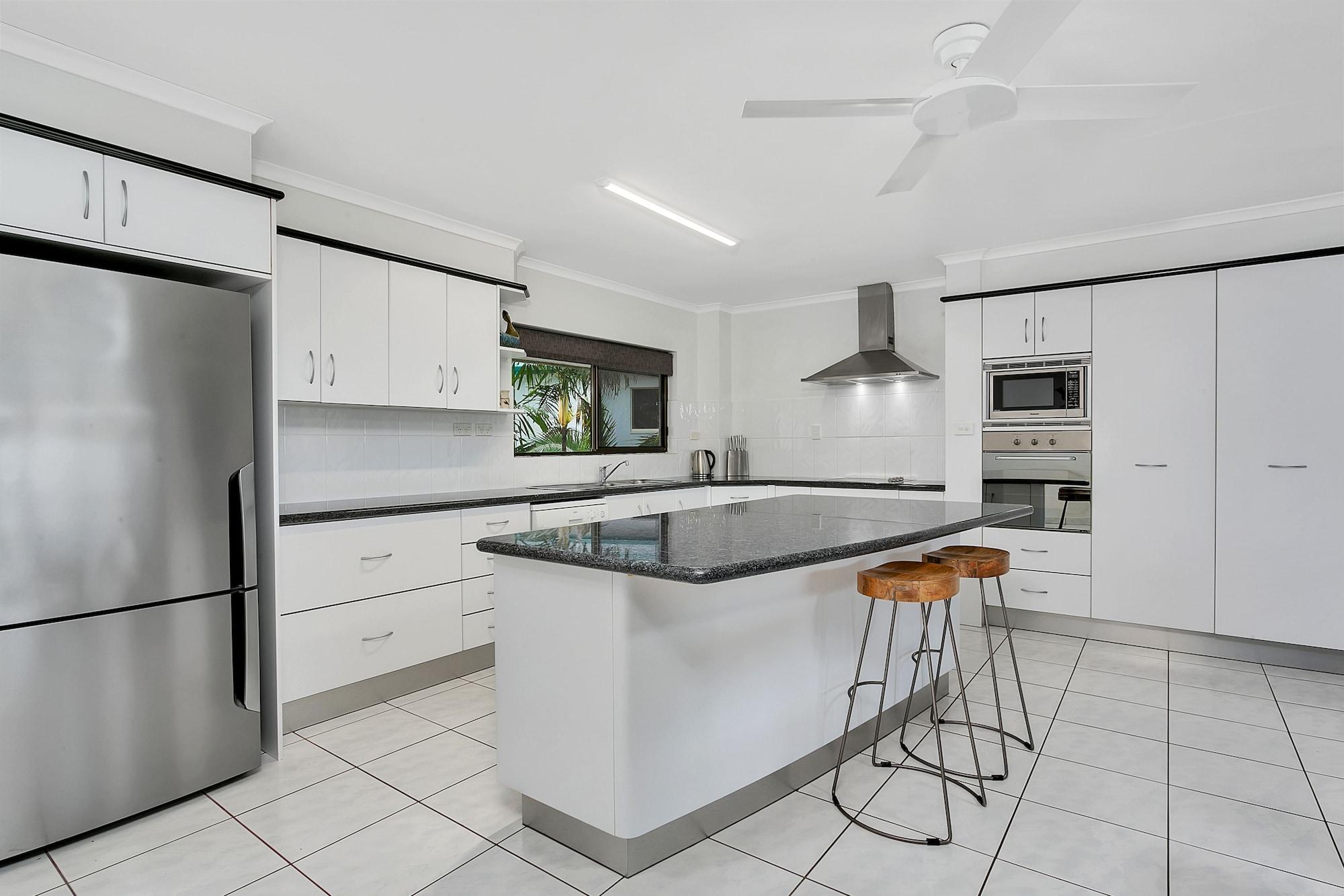 Roydon Beachfront Apartments Trinity Beach Exterior foto