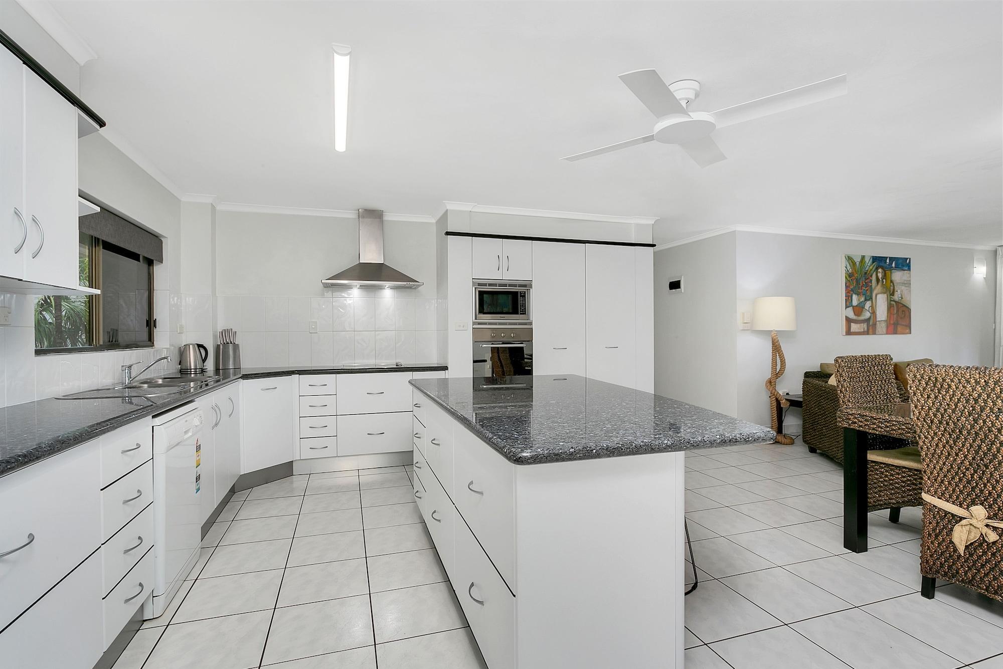 Roydon Beachfront Apartments Trinity Beach Exterior foto