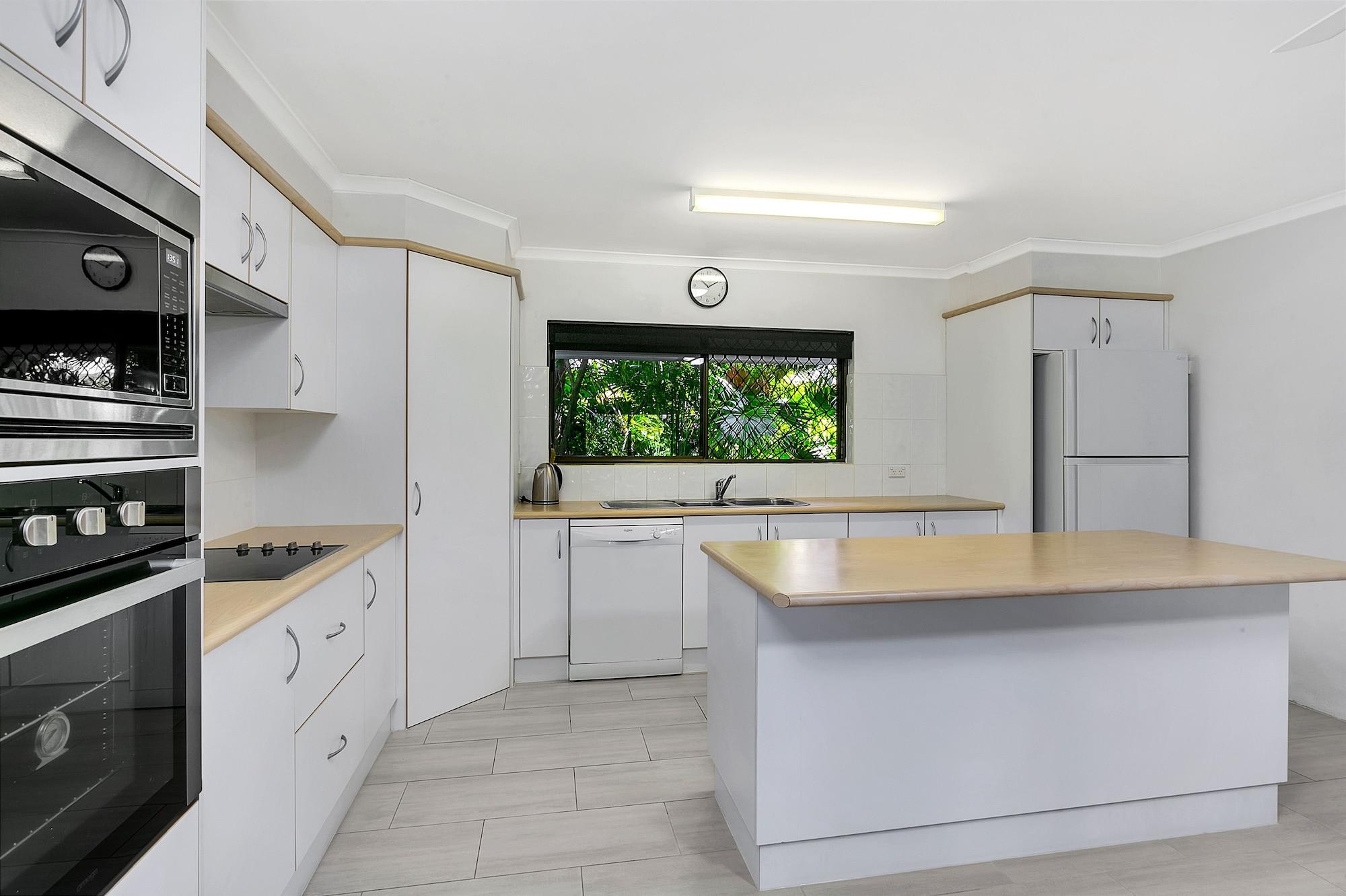 Roydon Beachfront Apartments Trinity Beach Exterior foto