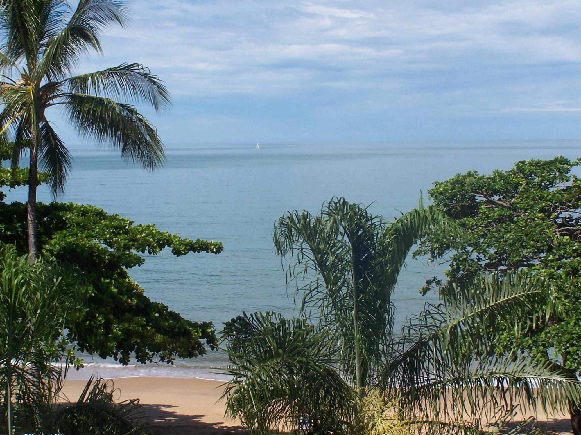 Roydon Beachfront Apartments Trinity Beach Exterior foto