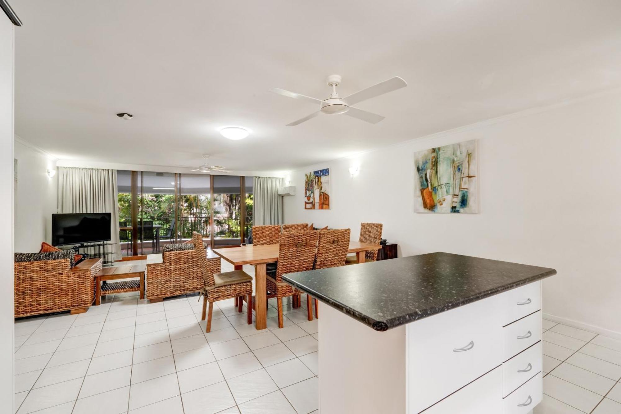 Roydon Beachfront Apartments Trinity Beach Exterior foto