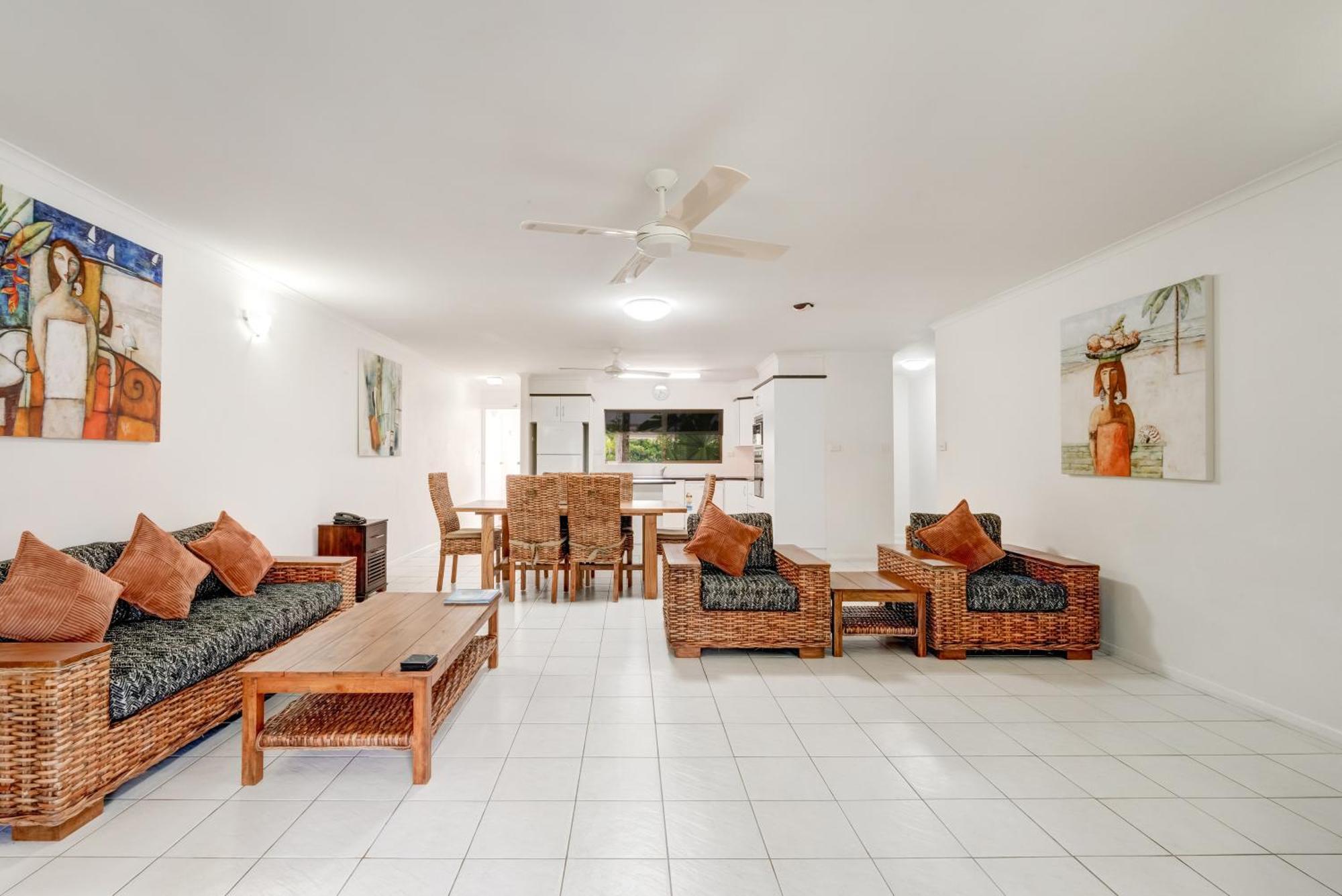 Roydon Beachfront Apartments Trinity Beach Exterior foto