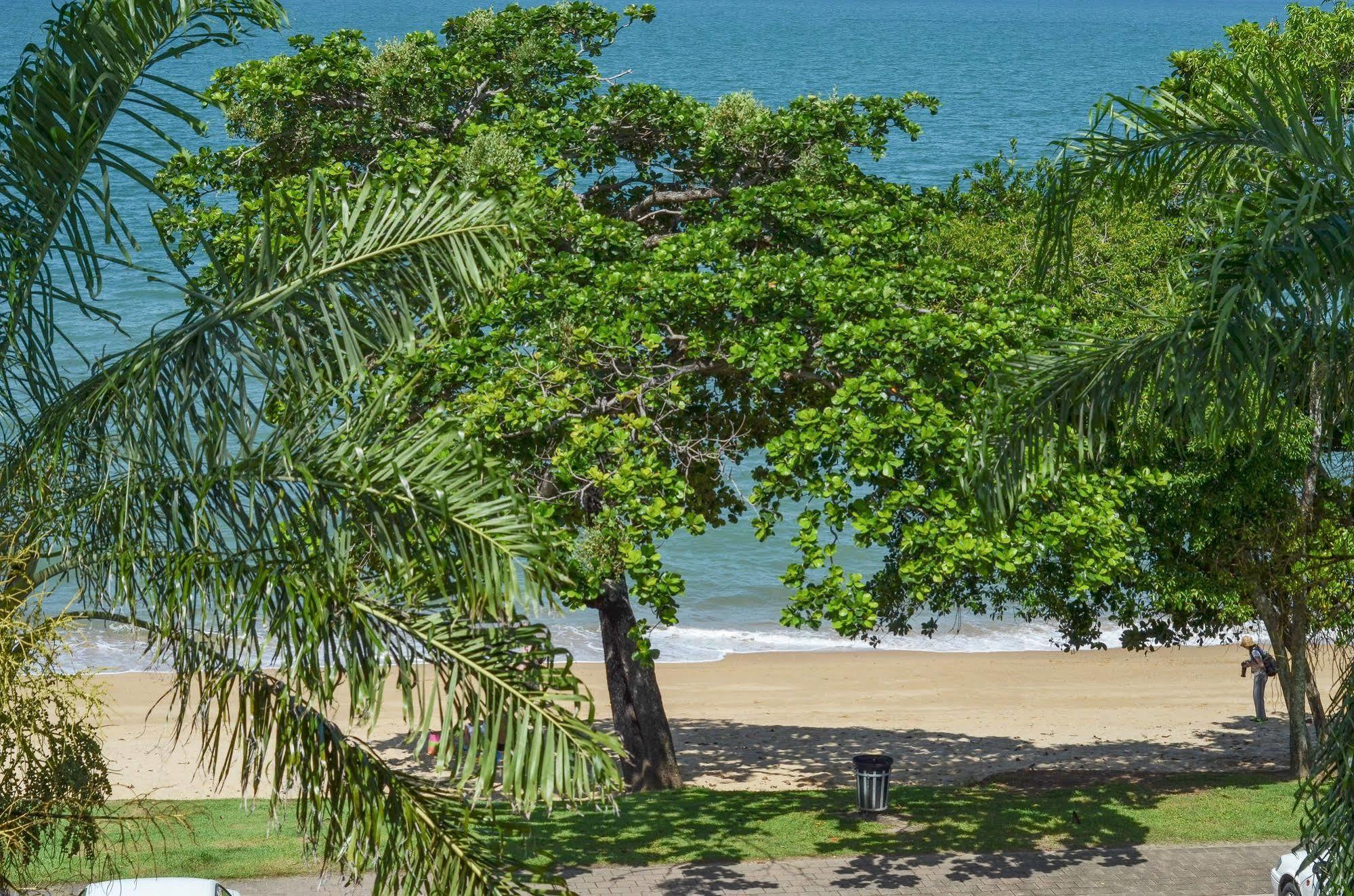 Roydon Beachfront Apartments Trinity Beach Exterior foto
