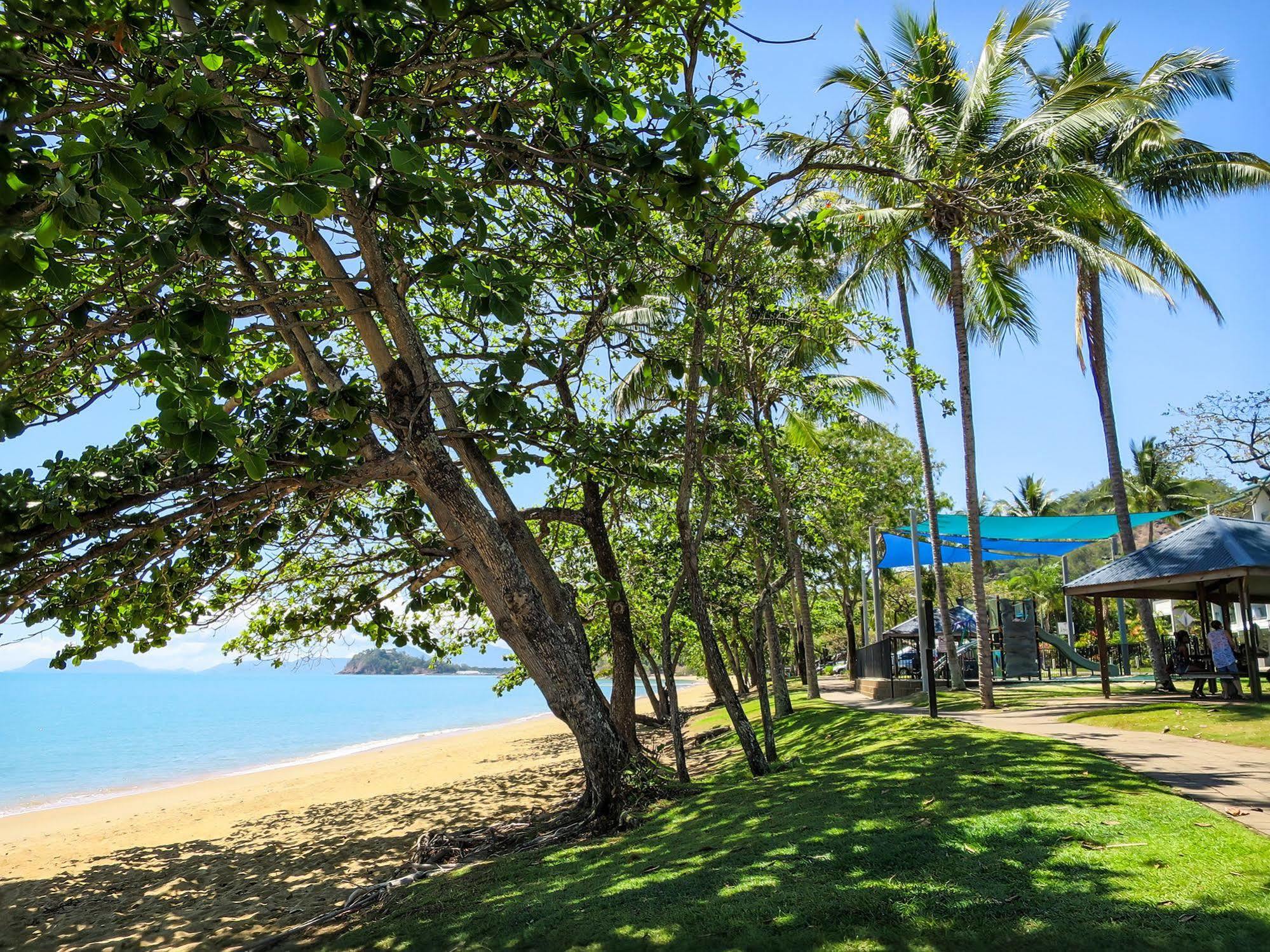 Roydon Beachfront Apartments Trinity Beach Exterior foto