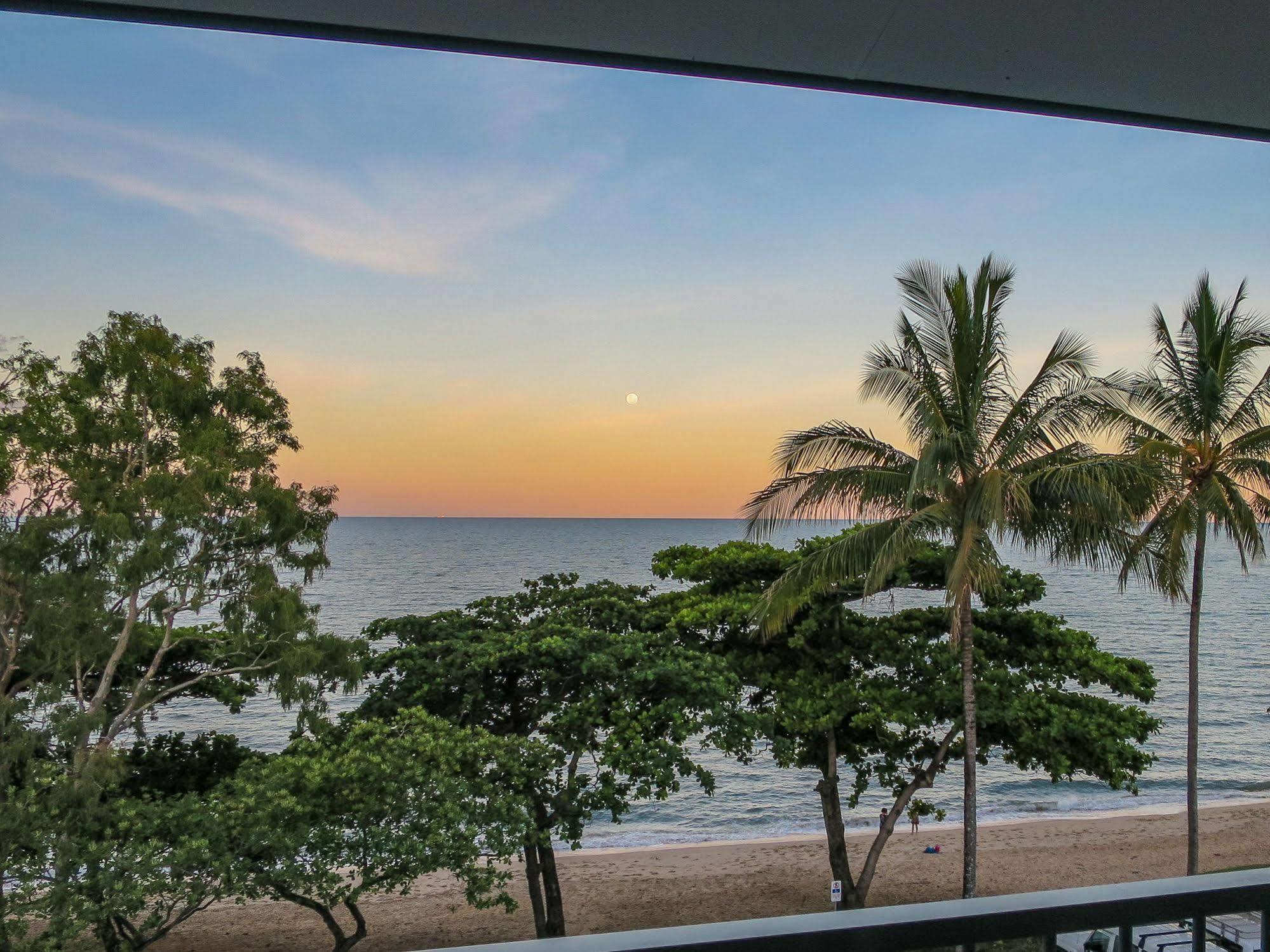 Roydon Beachfront Apartments Trinity Beach Exterior foto