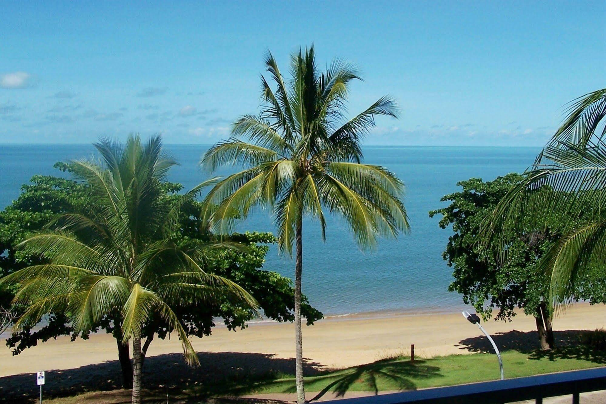 Roydon Beachfront Apartments Trinity Beach Exterior foto