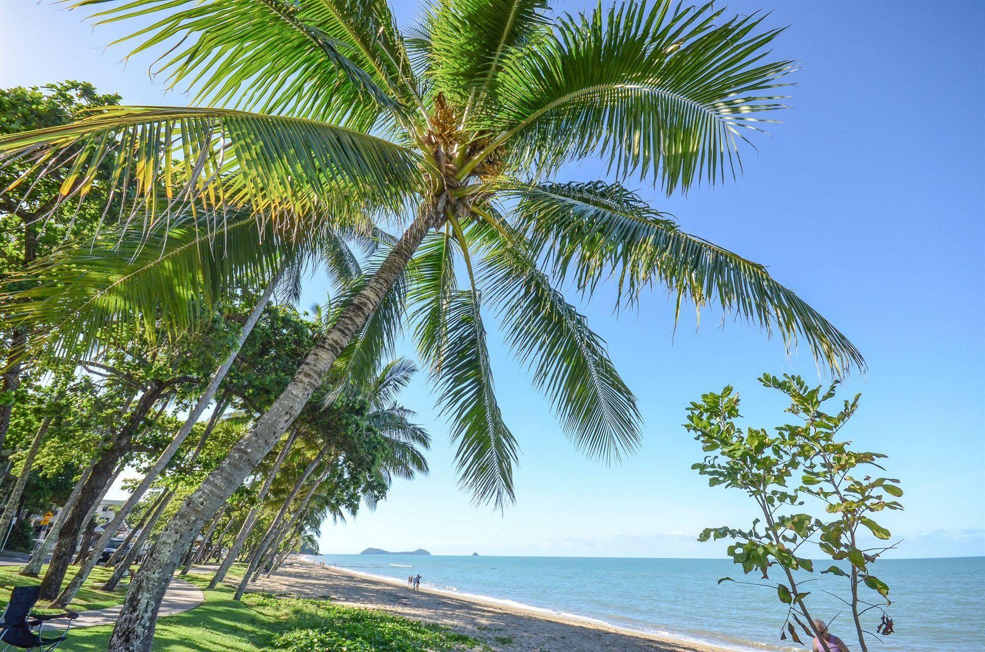 Roydon Beachfront Apartments Trinity Beach Exterior foto