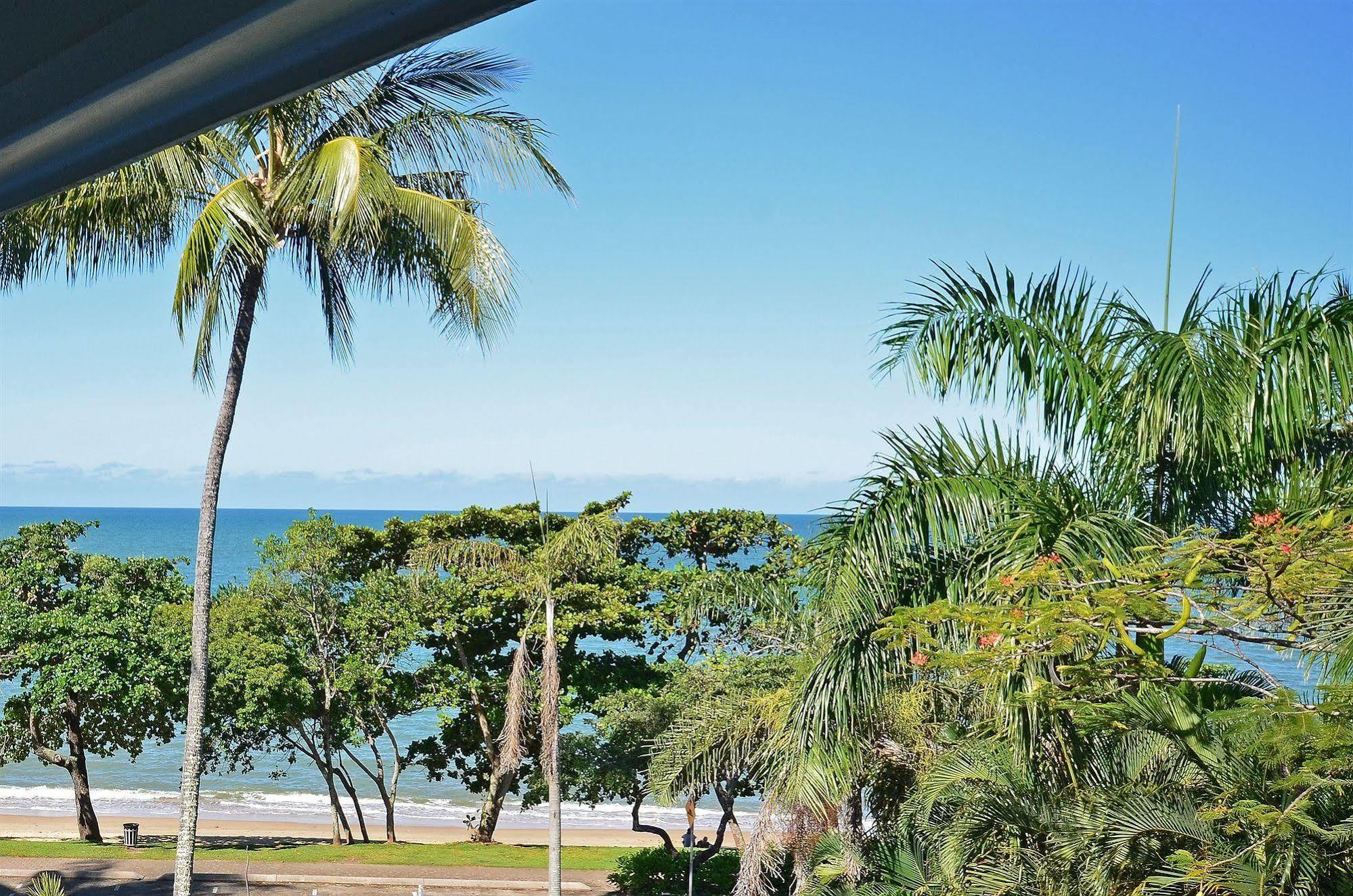 Roydon Beachfront Apartments Trinity Beach Exterior foto