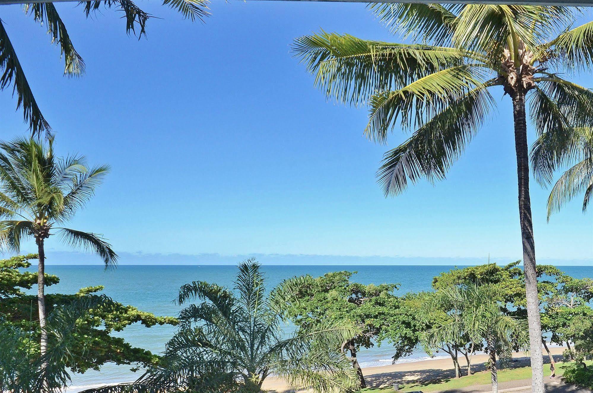 Roydon Beachfront Apartments Trinity Beach Exterior foto