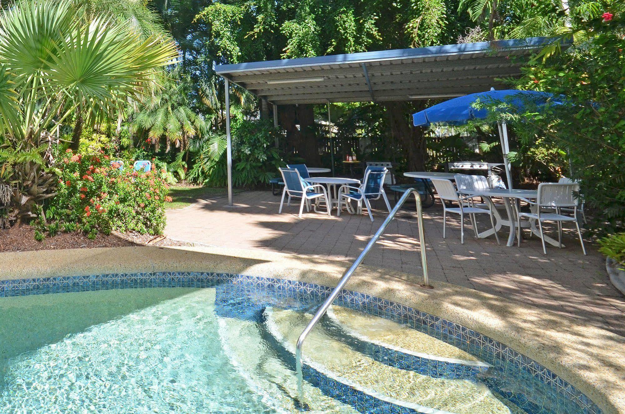 Roydon Beachfront Apartments Trinity Beach Exterior foto