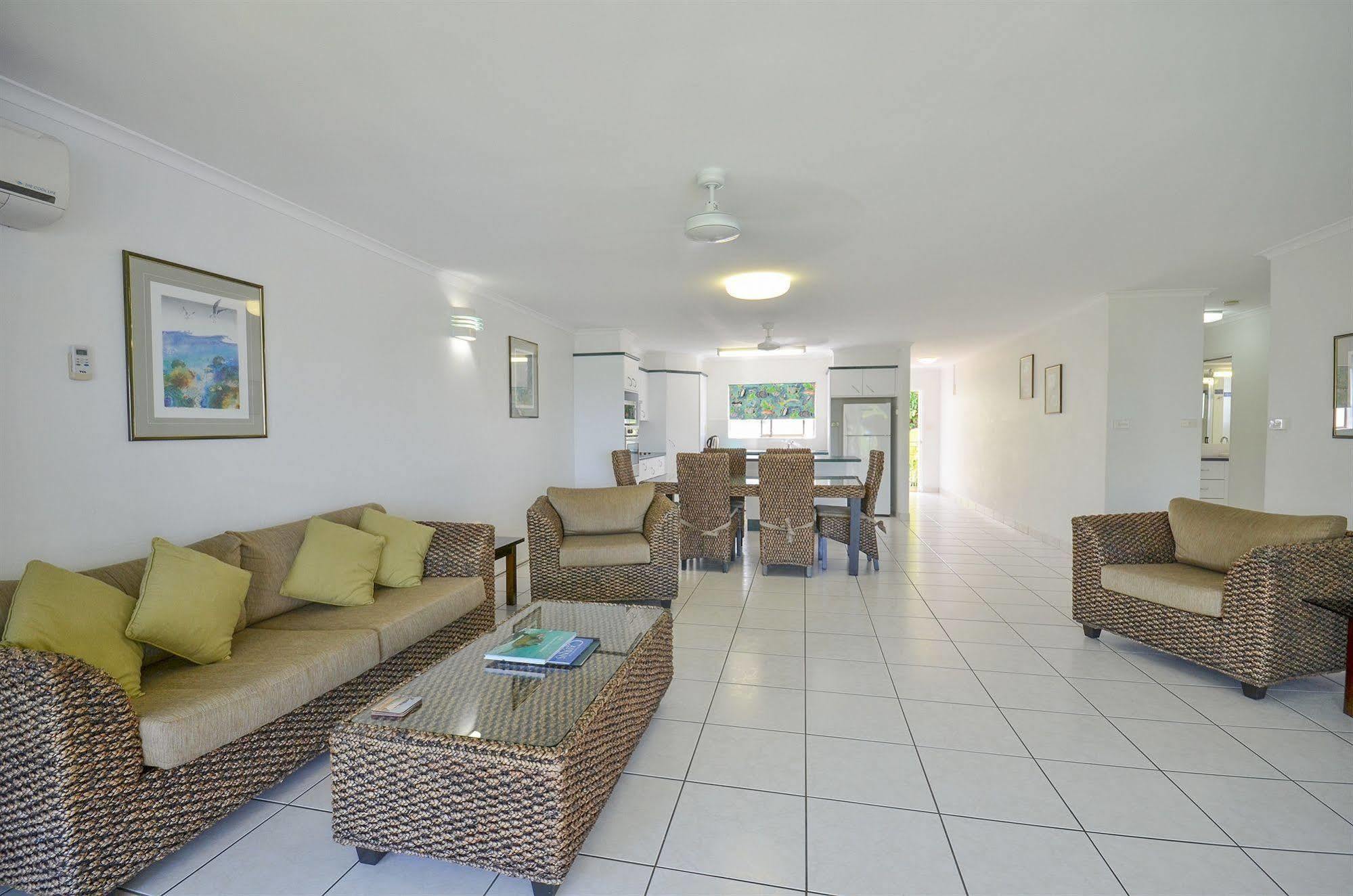 Roydon Beachfront Apartments Trinity Beach Exterior foto