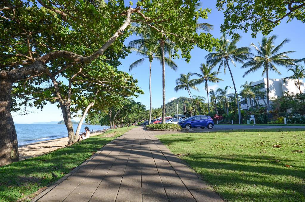 Roydon Beachfront Apartments Trinity Beach Exterior foto