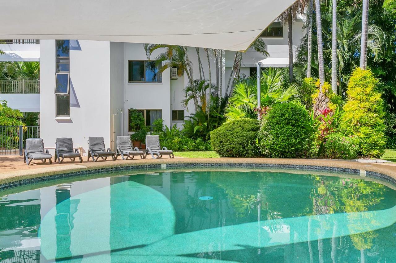 Roydon Beachfront Apartments Trinity Beach Exterior foto